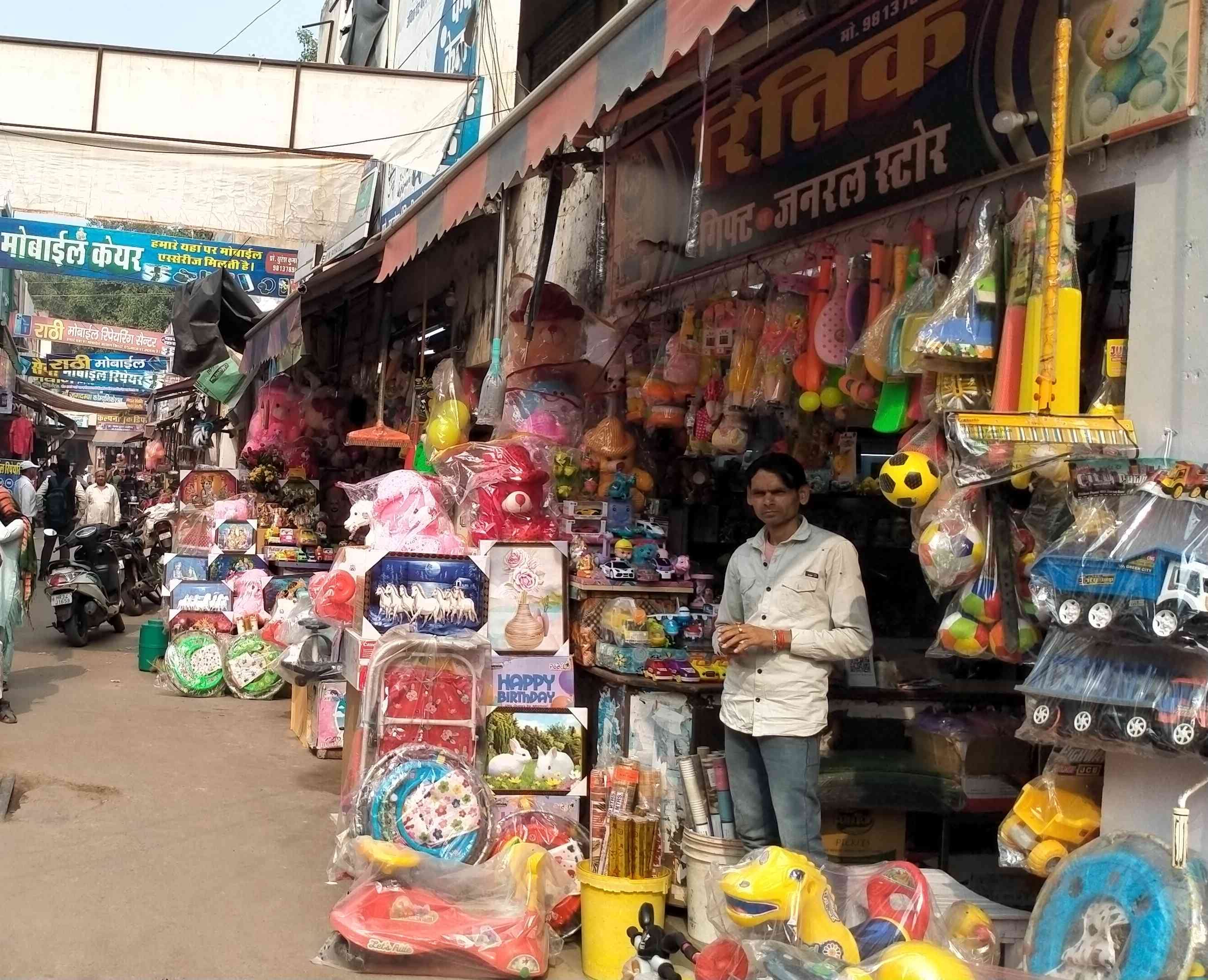फोटो संख्या:57- शॉपिंग कांप्लेक्स महेंद्रगढ़ के फेज नंबर तीन में दुकानों के बाहर लगाया गया सामा फोटो संख्या:57- शॉपिंग कांप्लेक्स महेंद्रगढ़ के फेज नंबर तीन में दुकानों के बाहर लगाया गया सामा