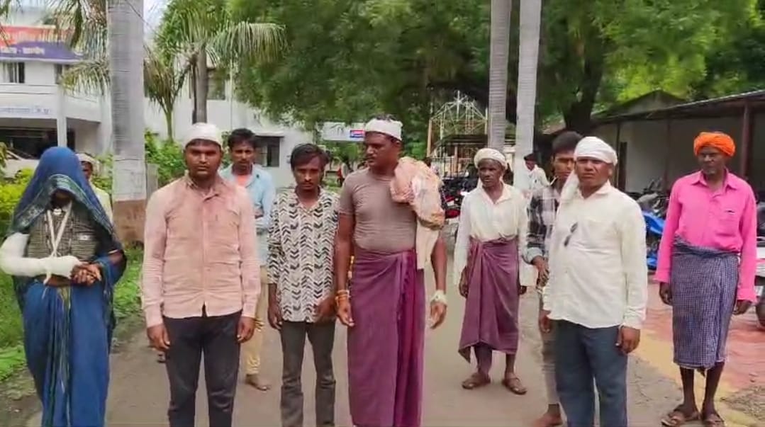 घायलों ने एसपी ऑफिस पहुंच की कार्रवाई की मांग घायलों ने एसपी ऑफिस पहुंच की कार्रवाई की मांग