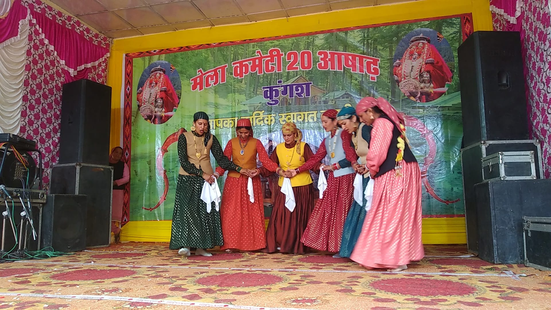 कुंगश का बीस आषाढ मेला में सास्कृतिक कार्यक्रम पेश करती छात्राएं कुंगश का बीस आषाढ मेला में सास्कृतिक कार्यक्रम पेश करती छात्राएं
