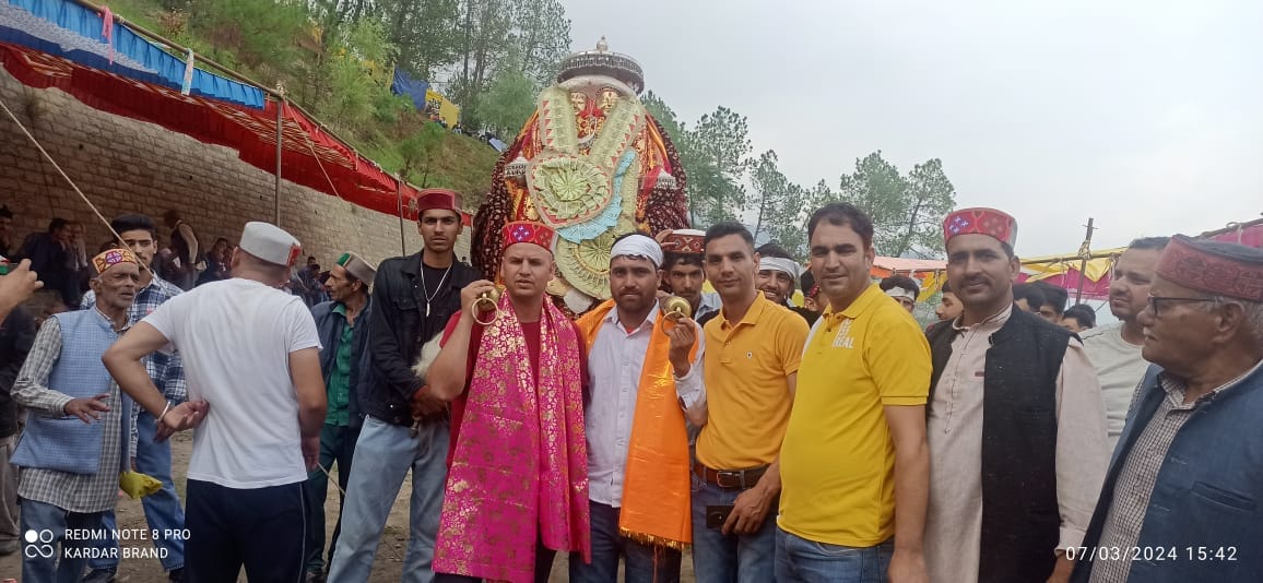 कुंगश का बीस आषाढ मेला में सास्कृतिक कार्यक्रम पेश करती छात्राएं कुंगश का बीस आषाढ मेला में सास्कृतिक कार्यक्रम पेश करती छात्राएं