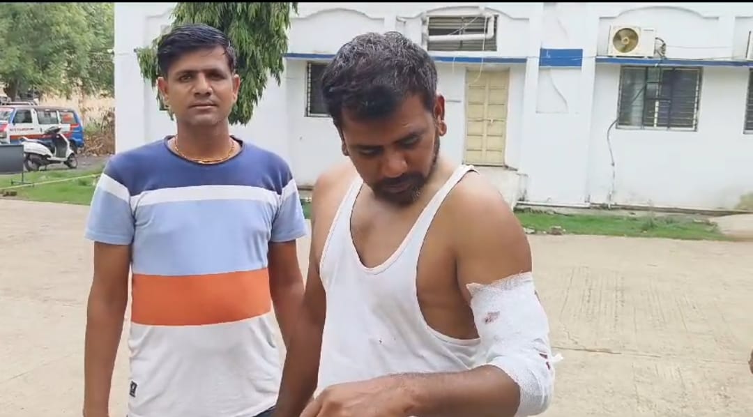 खेत मे काम कर रहे ग्रामीण पर तेंदुए ने किया हमला