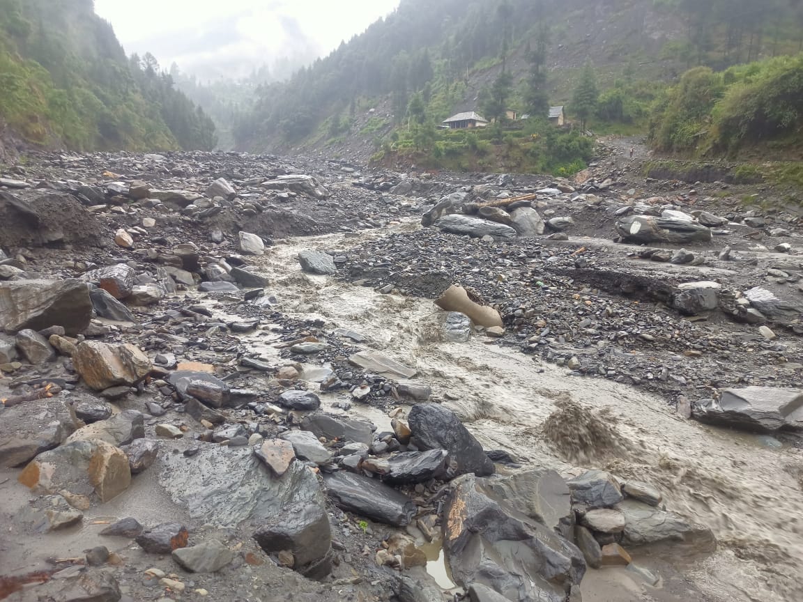 मंडी में रात को हुई बारिश के कारण व्यास नदी का बढा़ जल स्तर संवाद मंडी में रात को हुई बारिश के कारण व्यास नदी का बढा़ जल स्तर संवाद