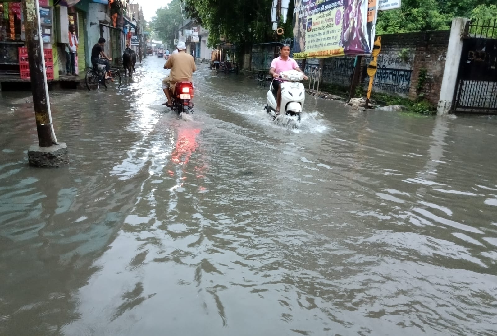 पूरनपुर के गांव तकिया दिनारपुर के प्राथमिक स्कूल में हुआ जलभराव।स्रोत:ग्रामीण