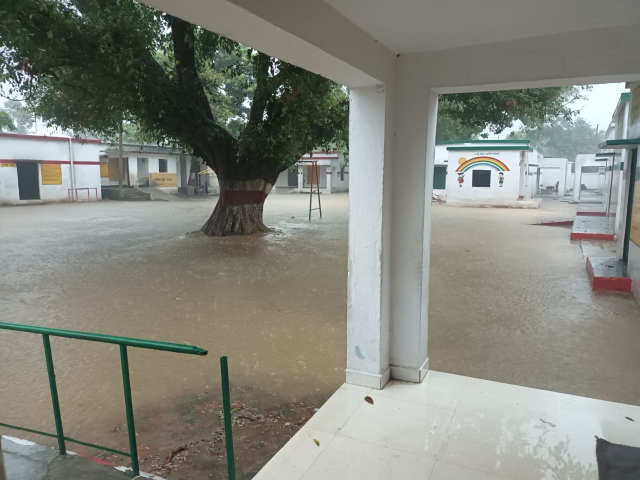 पूरनपुर के गांव तकिया दिनारपुर के प्राथमिक स्कूल में हुआ जलभराव।स्रोत:ग्रामीण