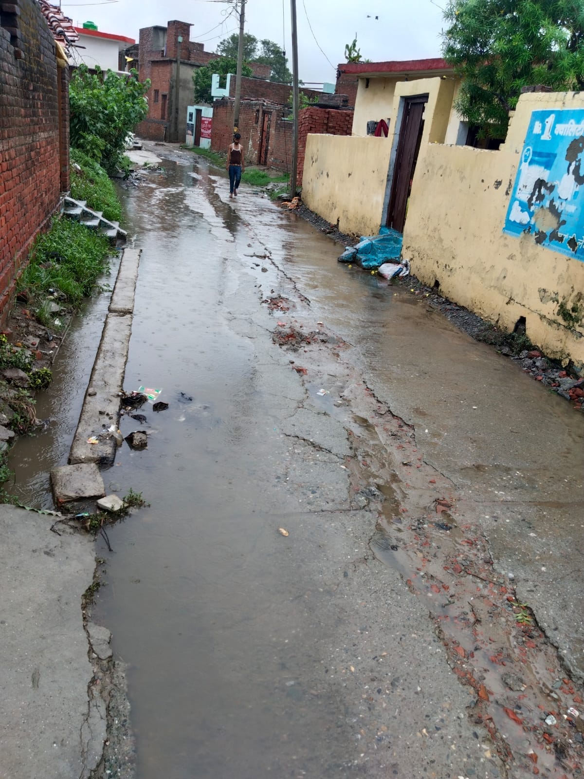 पूरनपुर के गांव तकिया दिनारपुर के प्राथमिक स्कूल में हुआ जलभराव।स्रोत:ग्रामीण