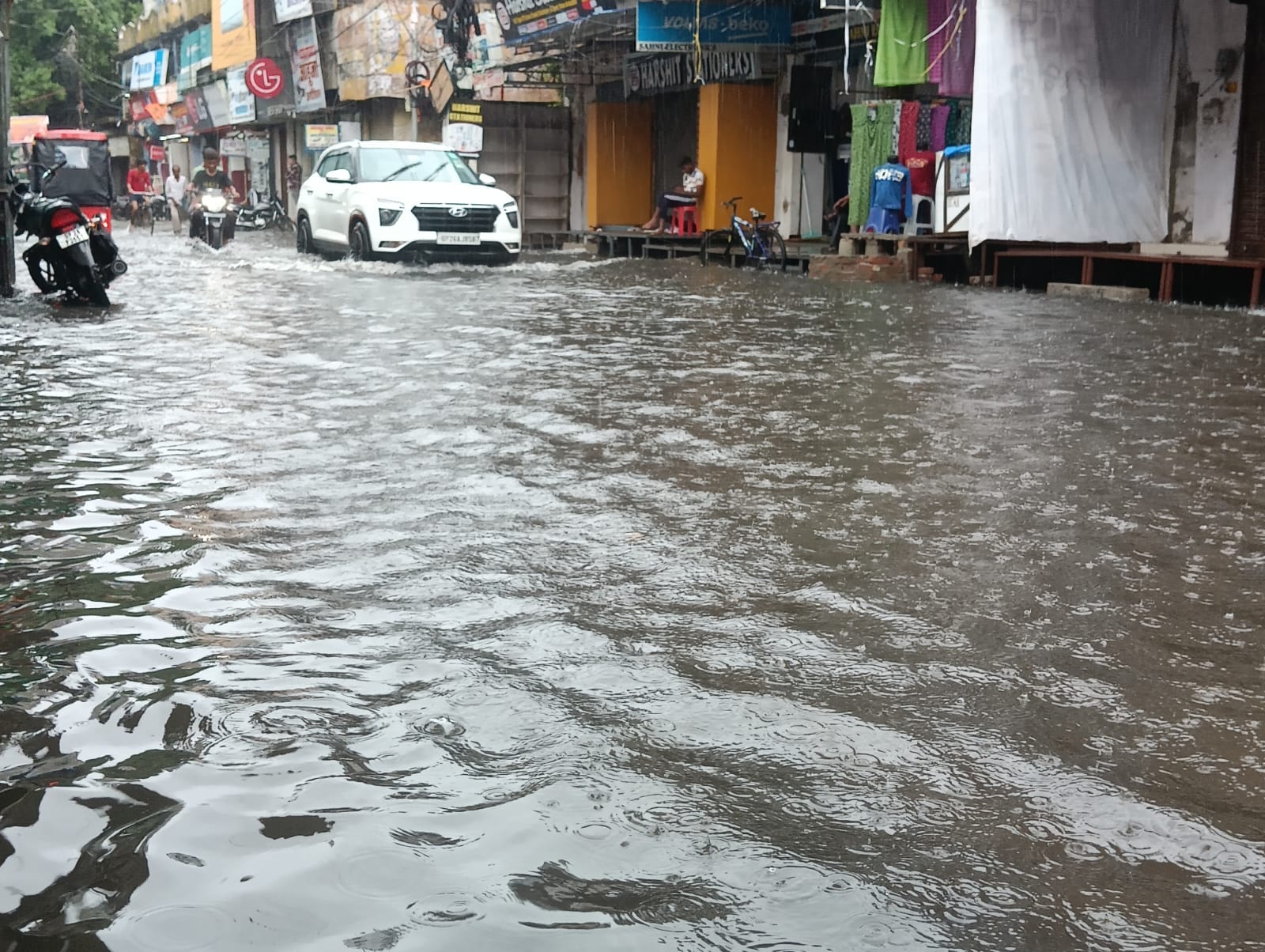 पूरनपुर के गांव तकिया दिनारपुर के प्राथमिक स्कूल में हुआ जलभराव।स्रोत:ग्रामीण
