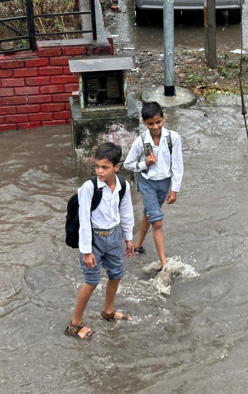 पूरनपुर के गांव तकिया दिनारपुर के प्राथमिक स्कूल में हुआ जलभराव।स्रोत:ग्रामीण