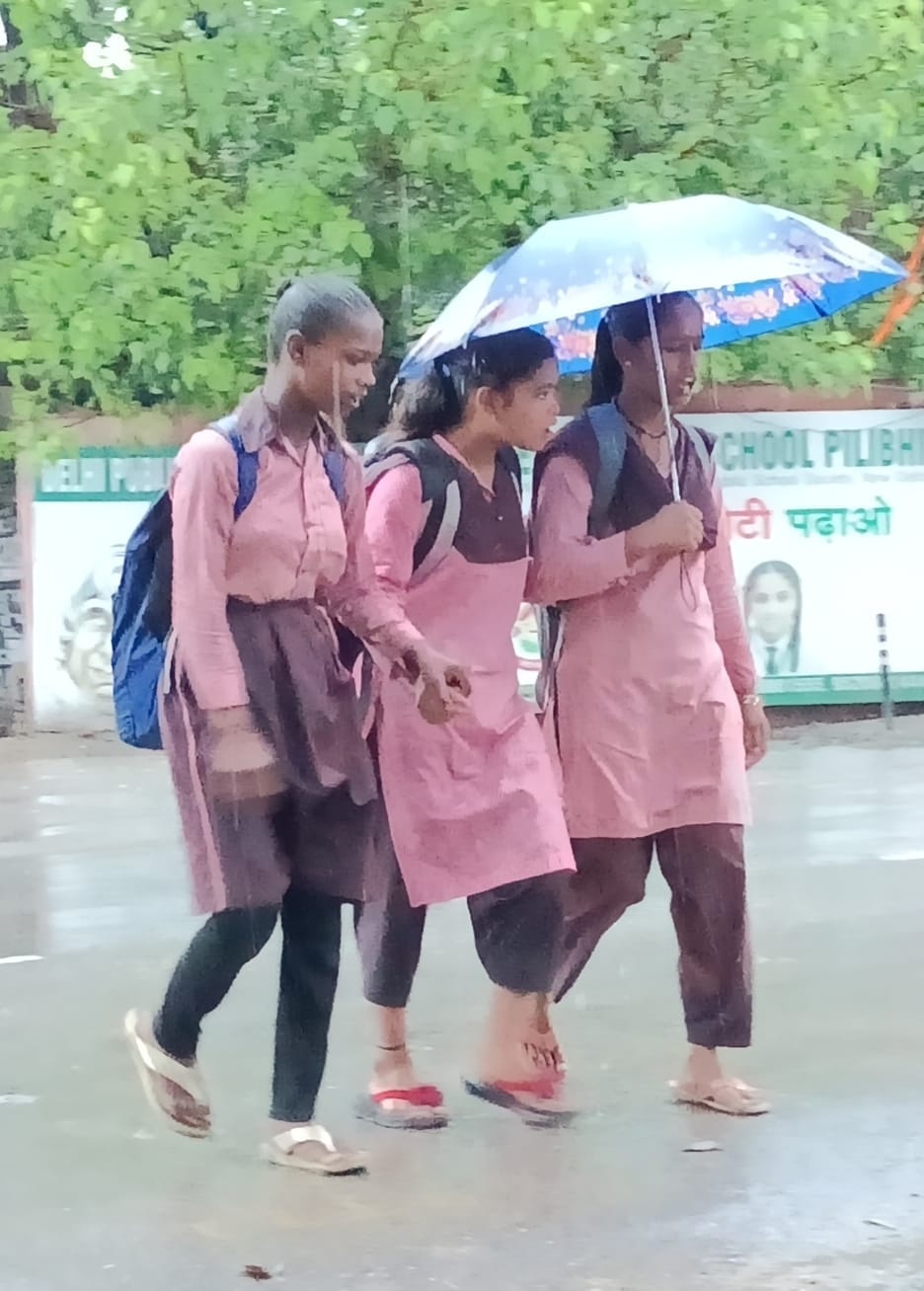 पूरनपुर के गांव तकिया दिनारपुर के प्राथमिक स्कूल में हुआ जलभराव।स्रोत:ग्रामीण