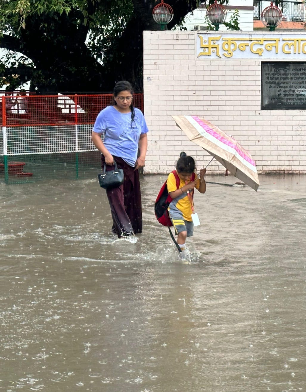 पूरनपुर के गांव तकिया दिनारपुर के प्राथमिक स्कूल में हुआ जलभराव।स्रोत:ग्रामीण