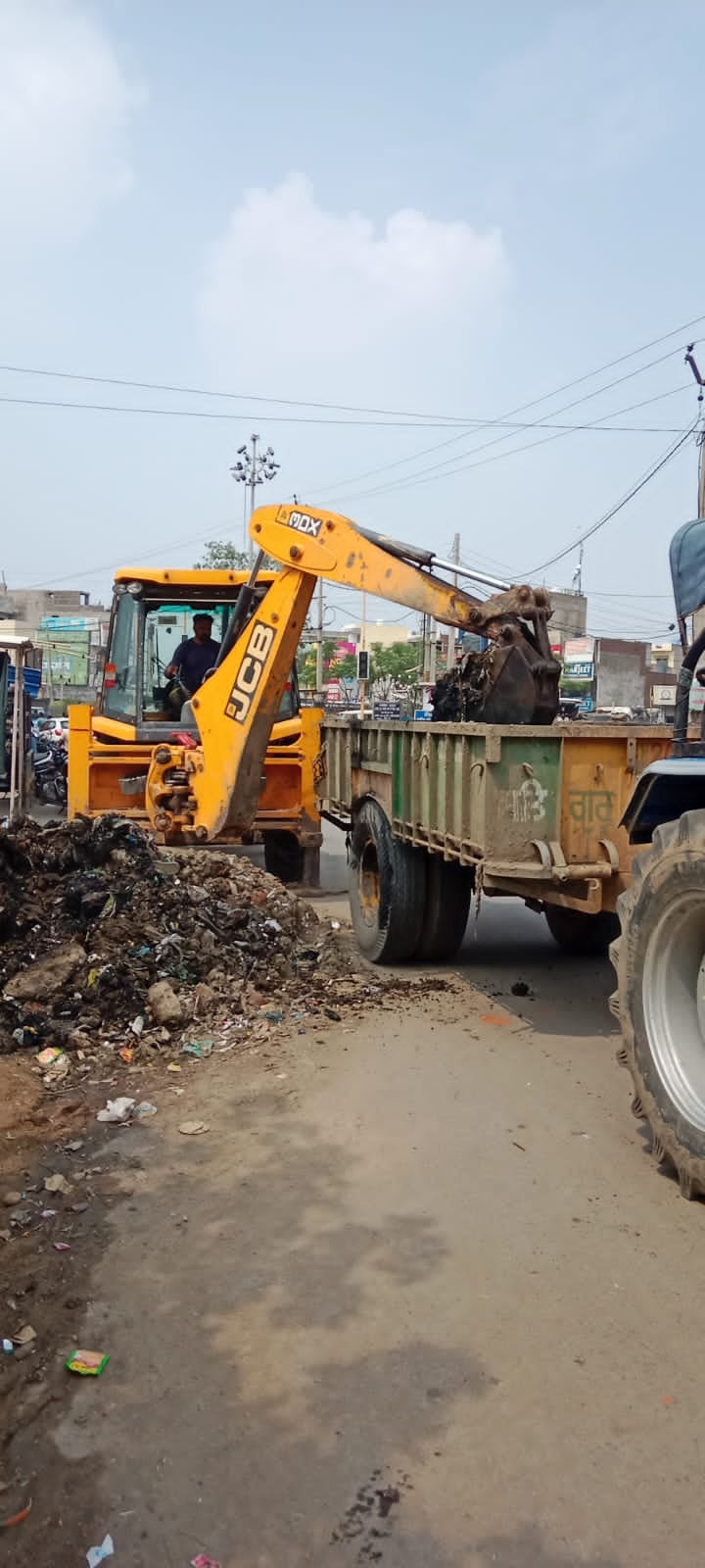 शहर में सफाई कार्य करते हुए निगम कर्मचारी।