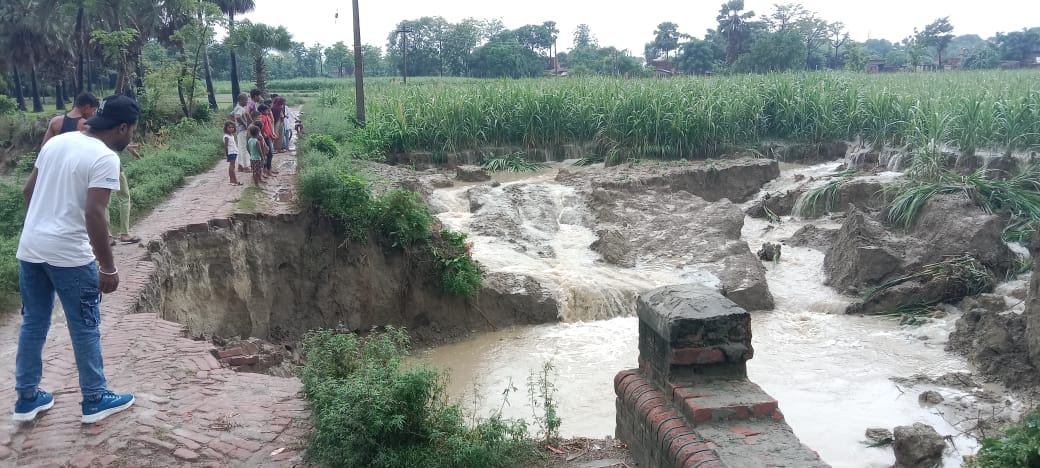 टूटी चाफ माइनर की मरम्मत कराते सिंचाई विभाग के कर्मचारी। टूटी चाफ माइनर की मरम्मत कराते सिंचाई विभाग के कर्मचारी।