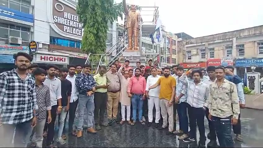 उज्जैन में बवाल... बाबा साहब भीम अंबेडकर की मूर्ति का चश्मा तोड़ा उज्जैन में बवाल... बाबा साहब भीम अंबेडकर की मूर्ति का चश्मा तोड़ा