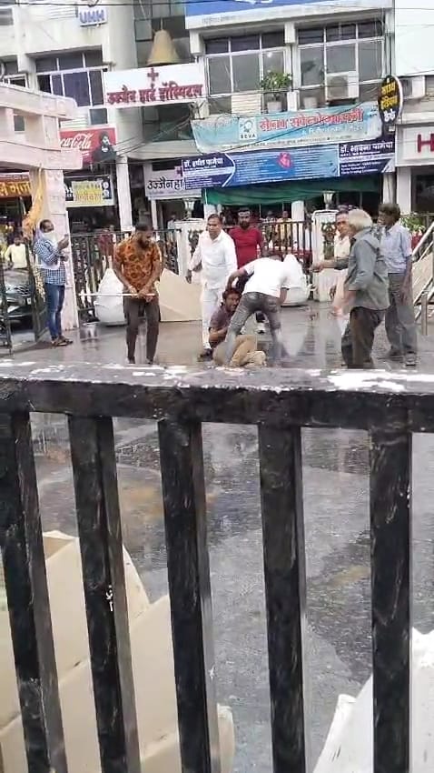 उज्जैन में बवाल... बाबा साहब भीम अंबेडकर की मूर्ति का चश्मा तोड़ा उज्जैन में बवाल... बाबा साहब भीम अंबेडकर की मूर्ति का चश्मा तोड़ा