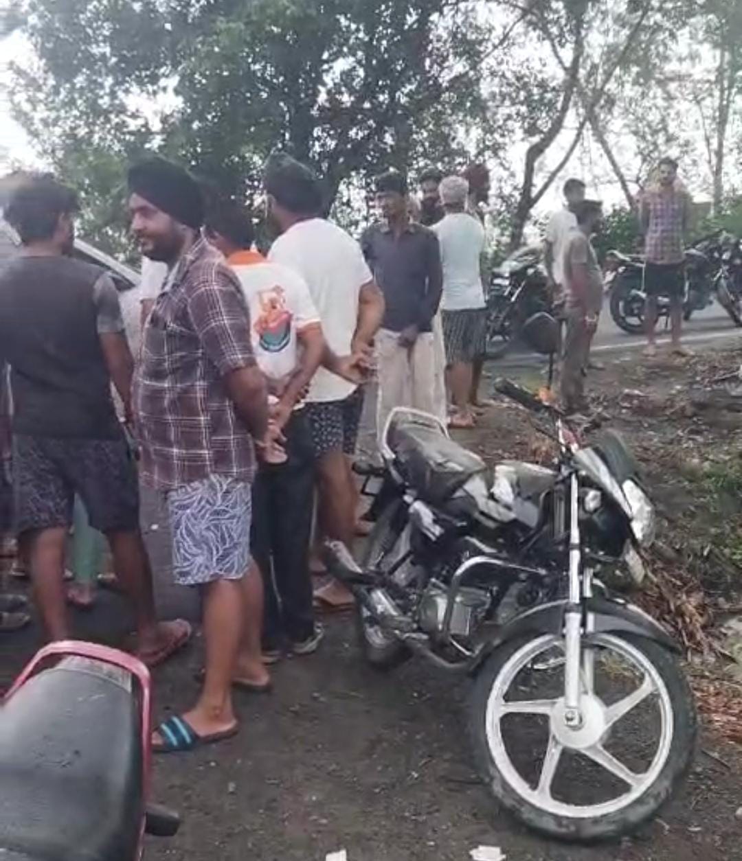 वन विभाग के खिलाफ नारेबाजी करते ग्रामीण।स्रोत:ग्रामीण