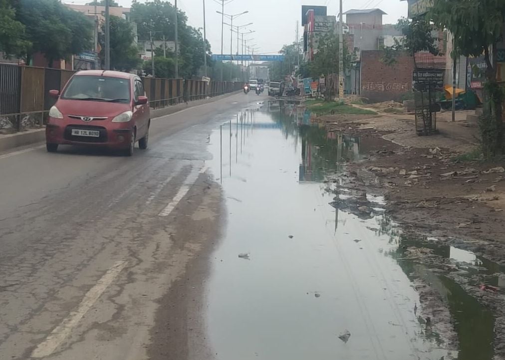 फोटो 10- सोनीपत के गोहाना में नई सब्जी मंडी के पास सड़क पर भरा पानी। संवाद फोटो 10- सोनीपत के गोहाना में नई सब्जी मंडी के पास सड़क पर भरा पानी। संवाद