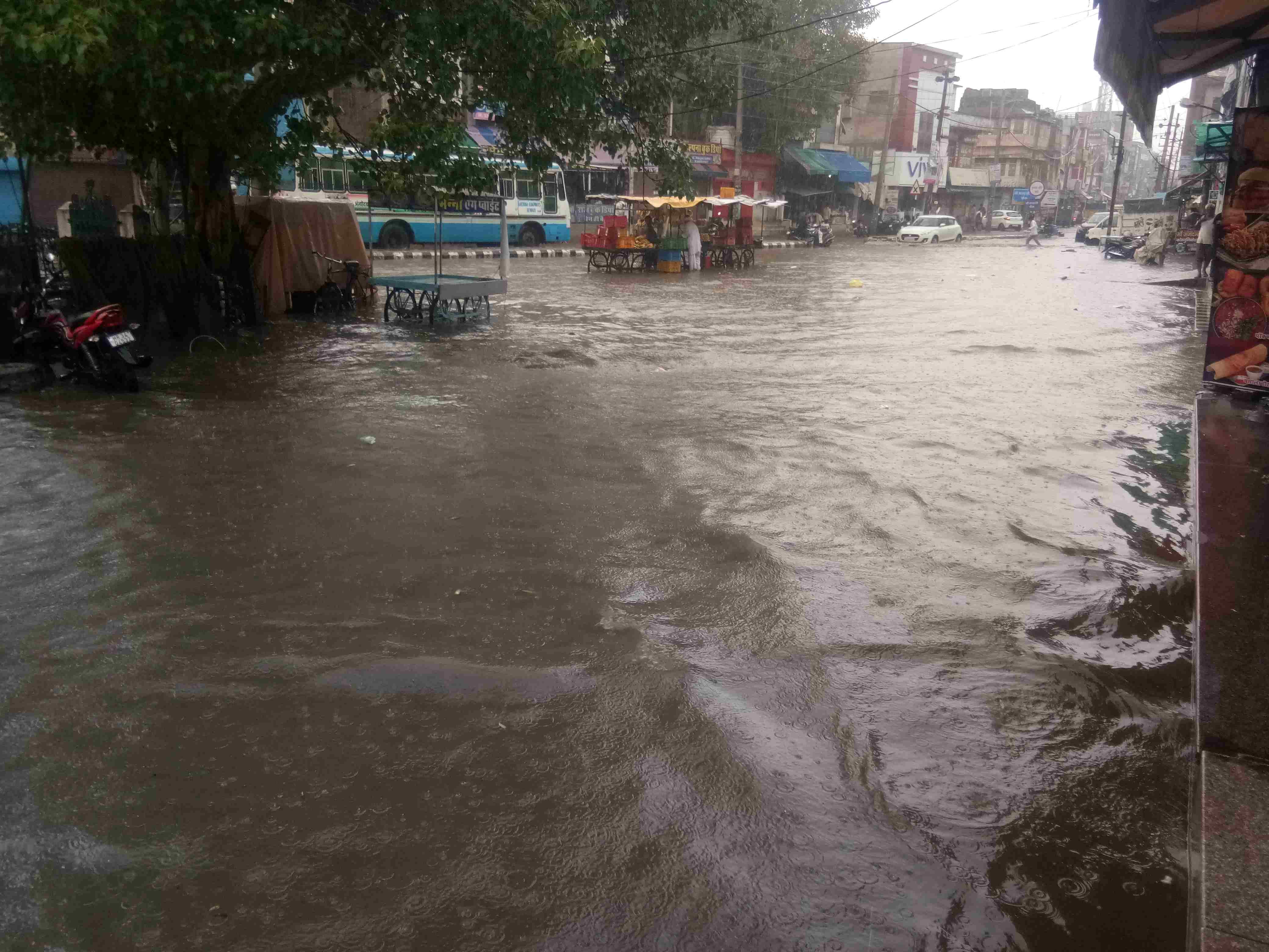 फोटो संख्या:79- शॉपिंग कांप्लेक्स महेंद्रगढ़ में भरा बारिश का पानी--स्रोत--संवाद फोटो संख्या:79- शॉपिंग कांप्लेक्स महेंद्रगढ़ में भरा बारिश का पानी--स्रोत--संवाद
