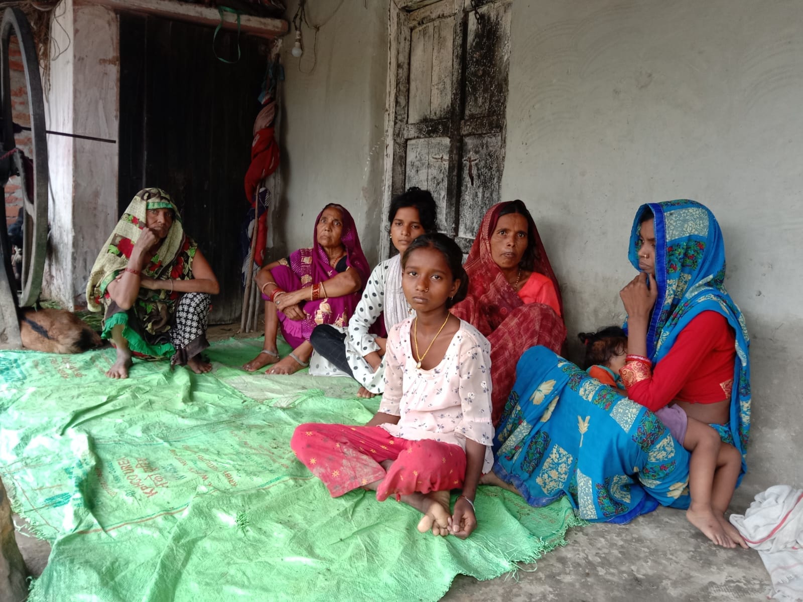 गांव में मौजूद नायब तहसीलदार और सीओ मोहम्मदी अरुण कुमार सिंह।संवाद गांव में मौजूद नायब तहसीलदार और सीओ मोहम्मदी अरुण कुमार सिंह।संवाद