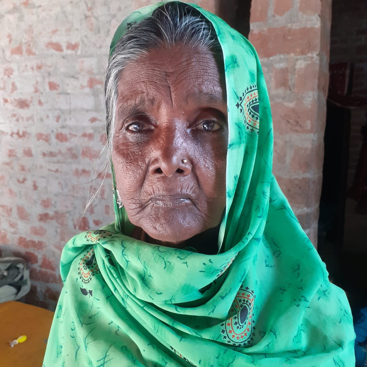 गांव में मौजूद नायब तहसीलदार और सीओ मोहम्मदी अरुण कुमार सिंह।संवाद गांव में मौजूद नायब तहसीलदार और सीओ मोहम्मदी अरुण कुमार सिंह।संवाद