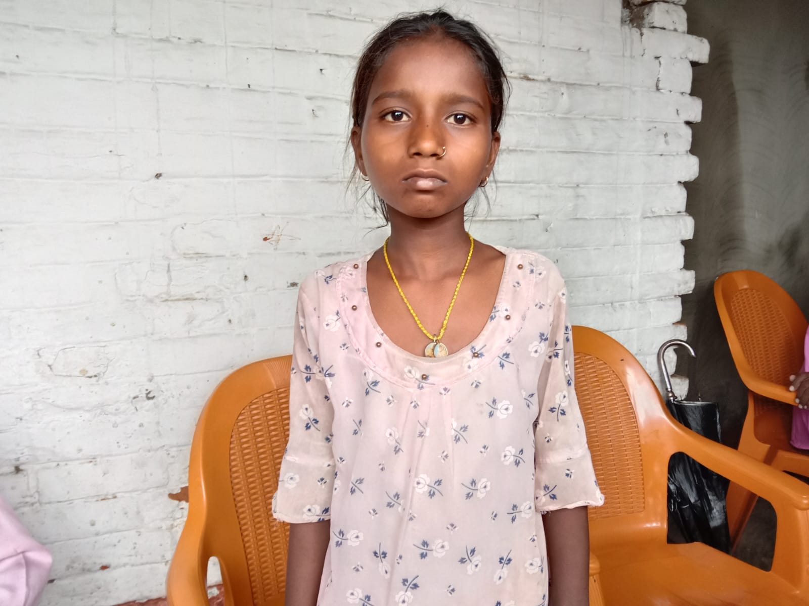 गांव में मौजूद नायब तहसीलदार और सीओ मोहम्मदी अरुण कुमार सिंह।संवाद गांव में मौजूद नायब तहसीलदार और सीओ मोहम्मदी अरुण कुमार सिंह।संवाद
