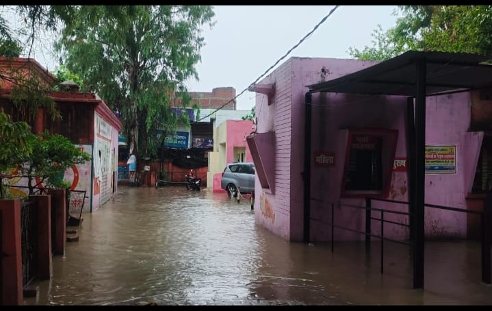 जवाहर बाजार की दुकानों व घर में भरा बारिश का पानी। संवाद जवाहर बाजार की दुकानों व घर में भरा बारिश का पानी। संवाद