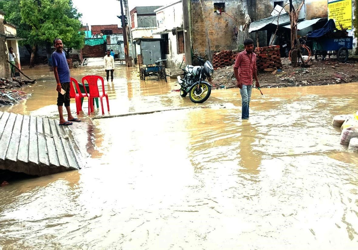 जवाहर बाजार की दुकानों व घर में भरा बारिश का पानी। संवाद जवाहर बाजार की दुकानों व घर में भरा बारिश का पानी। संवाद