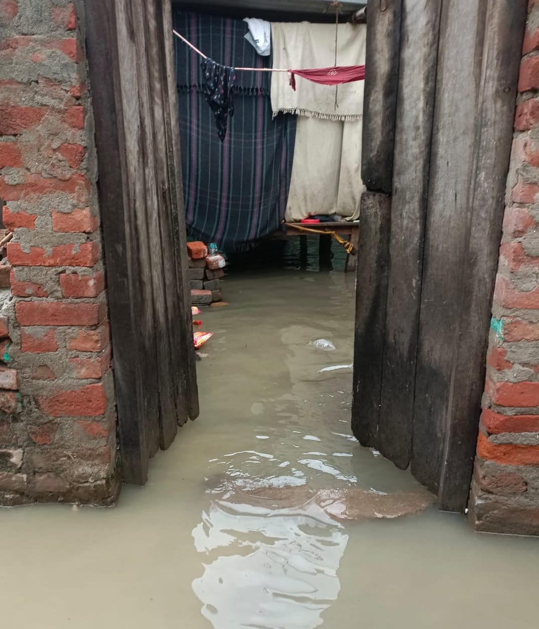 जवाहर बाजार की दुकानों व घर में भरा बारिश का पानी। संवाद जवाहर बाजार की दुकानों व घर में भरा बारिश का पानी। संवाद