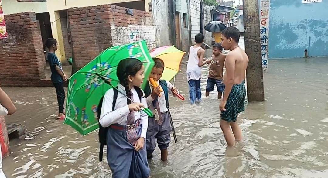 जवाहर बाजार की दुकानों व घर में भरा बारिश का पानी। संवाद जवाहर बाजार की दुकानों व घर में भरा बारिश का पानी। संवाद