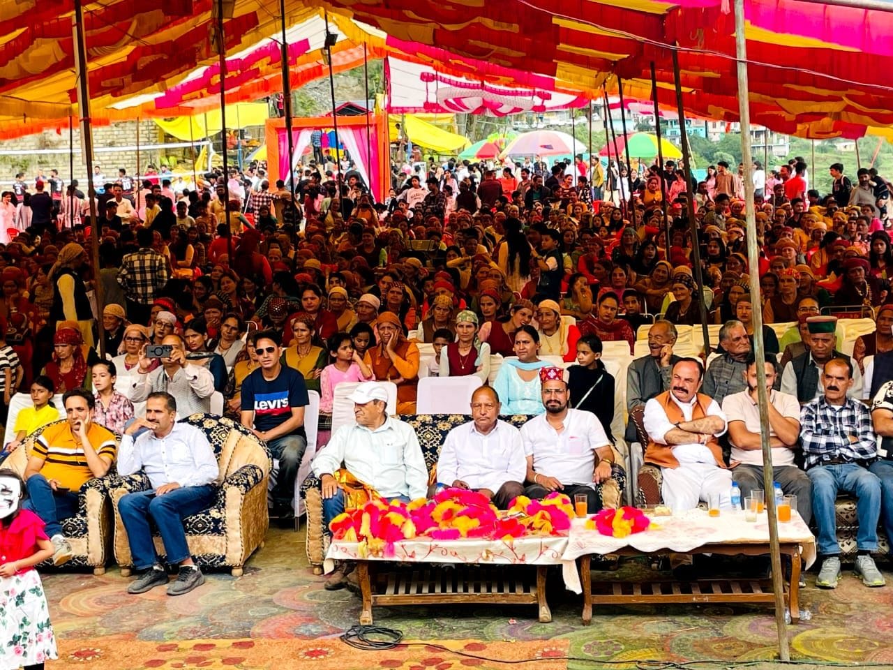 कुंगश मेले में सांस्कृतिक कार्यक्रम पेश करती महिलाएं। कुंगश मेले में सांस्कृतिक कार्यक्रम पेश करती महिलाएं।