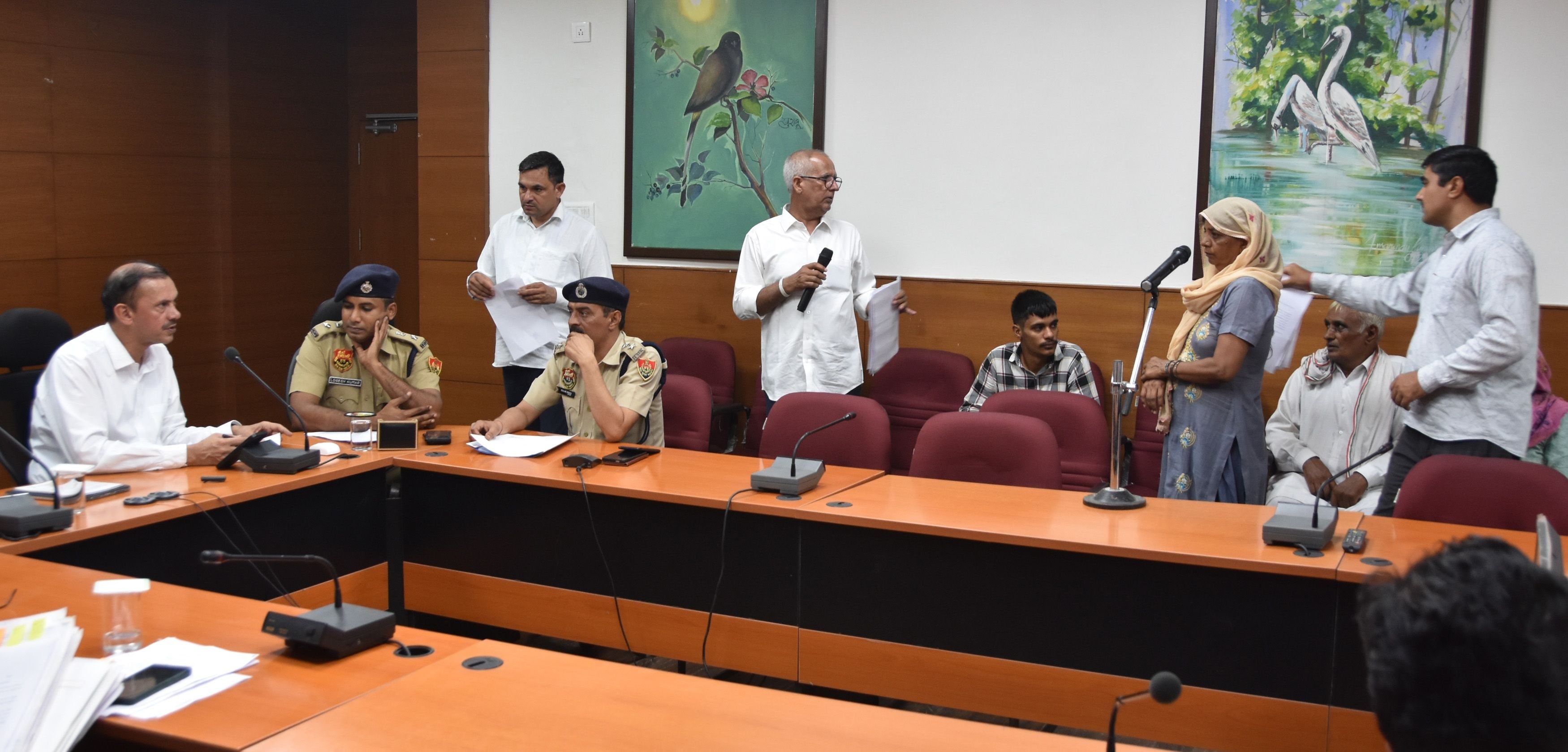 लाल चौक पर राहुल गांधी के प्रति रोष जताकर पुतला फूंकते हुए भाजपा नेता व कार्यकर्ता। लाल चौक पर राहुल गांधी के प्रति रोष जताकर पुतला फूंकते हुए भाजपा नेता व कार्यकर्ता।