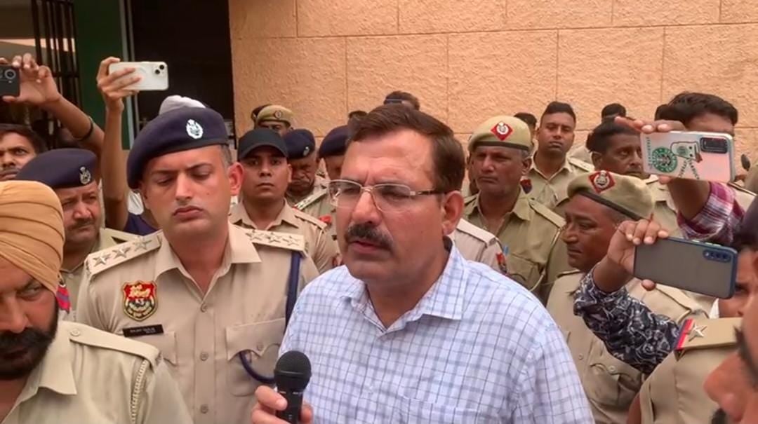 पुलिस स्टेशन साहा में धरने पर बैठे केसरी गांव के ग्रामीण। पुलिस स्टेशन साहा में धरने पर बैठे केसरी गांव के ग्रामीण।