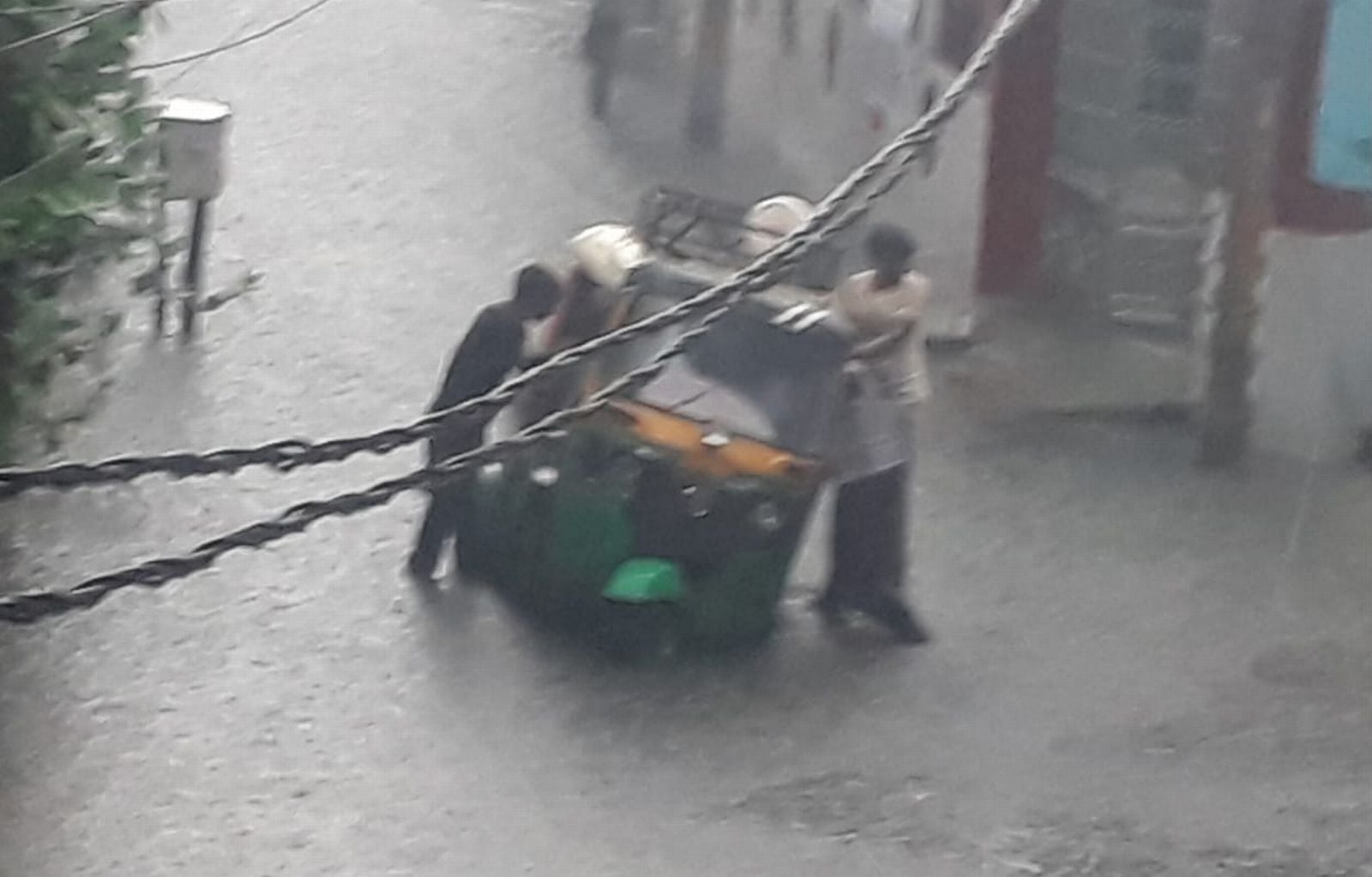 प्राइवेट बस स्टैंड पर कीचड़ से होकर बस चढ़ते यात्री। संवाद