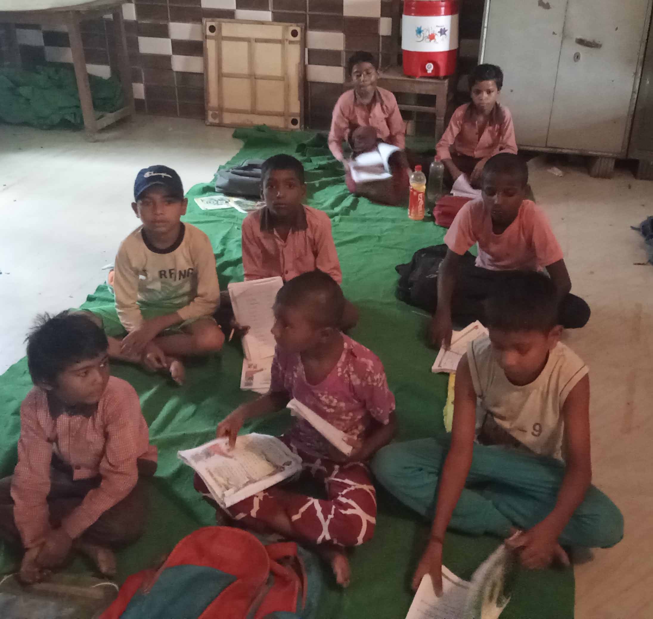 प्राथमिक विद्यालय बनत न02 में बिना लाइट के गर्मी में पढाई करते बच्चे । प्राथमिक विद्यालय बनत न02 में बिना लाइट के गर्मी में पढाई करते बच्चे ।