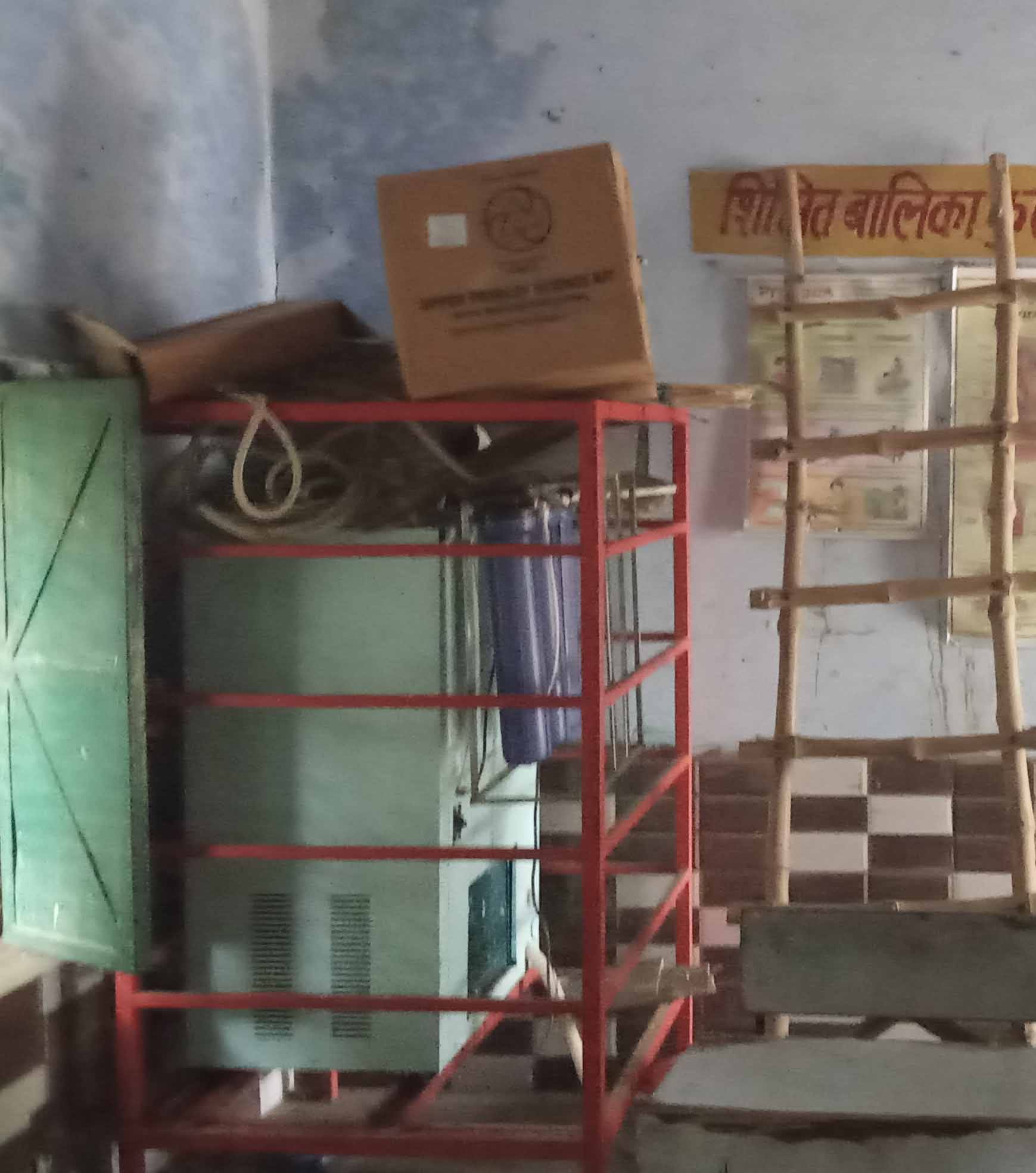 प्राथमिक विद्यालय बनत न02 में बिना लाइट के गर्मी में पढाई करते बच्चे । प्राथमिक विद्यालय बनत न02 में बिना लाइट के गर्मी में पढाई करते बच्चे ।
