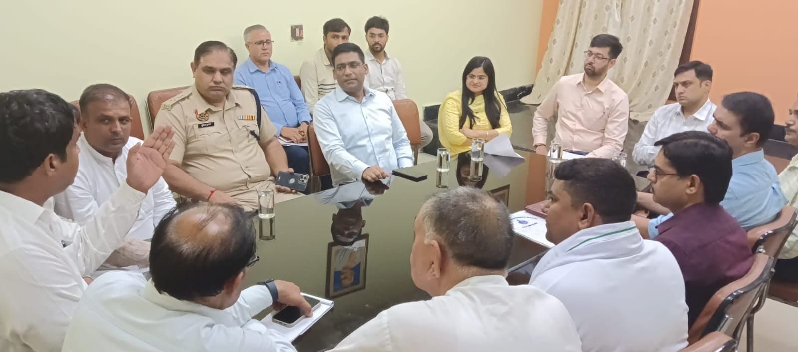 04जेएनडी21: गांवों में पेयजल सप्लाई की जानकारी लेने के लिए सरपंचों के साथ बैठक करते हुए डीसी। स