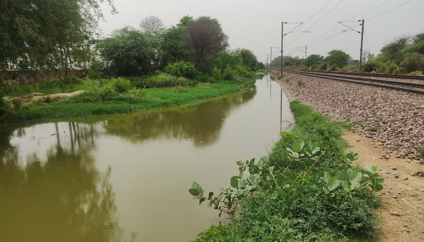 04जेएनडी27: अंडरपास के ट्रीटमेंट प्लांट के से आगे खेतों को जाने वाले रास्ते पर भरा पानी। संवाद 04जेएनडी27: अंडरपास के ट्रीटमेंट प्लांट के से आगे खेतों को जाने वाले रास्ते पर भरा पानी। संवाद
