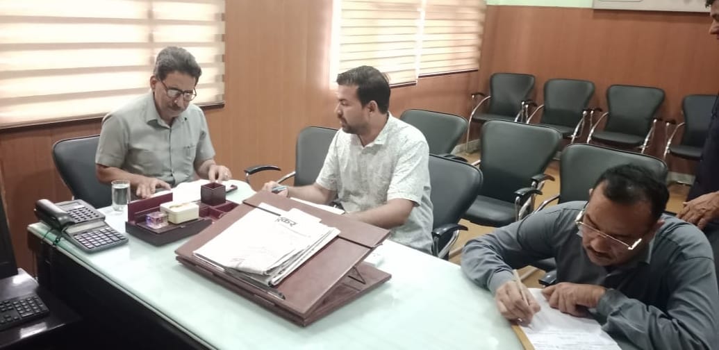 04जेएनडी42: मत्स्य विभाग के कार्यालय में जांच करती हुई सीएम फ्लाइंग की टीम। 04जेएनडी42: मत्स्य विभाग के कार्यालय में जांच करती हुई सीएम फ्लाइंग की टीम।