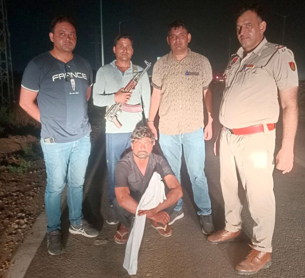 05जेएनडी07-पुलिस गिरफ्त में बंदूक के साथ पकड़ा गया आरोपी। स्रोत पुलिस 05जेएनडी07-पुलिस गिरफ्त में बंदूक के साथ पकड़ा गया आरोपी। स्रोत पुलिस