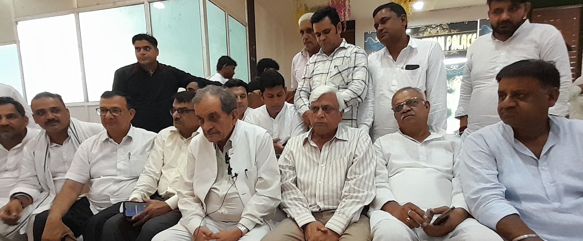 05जेएनडी09 : पत्रकारों से बातचीत करते पूर्व केंद्रीय मंत्री बीरेंद्र सिंह। संवाद