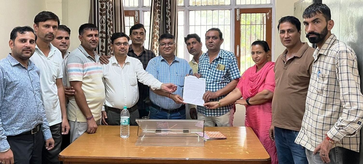 05जेएनडी24-मुख्यमंत्री के नाम ज्ञापन सौंपते हुए कंप्यूटर प्रोफेशनल्ज। संवाद