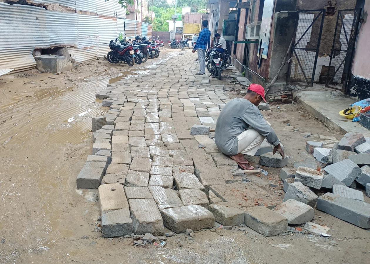 बंद अल्ट्रासाउंड कक्ष और कक्ष के बाहर चस्पा की गई लो-वोल्टेज की सूचना   संवाद