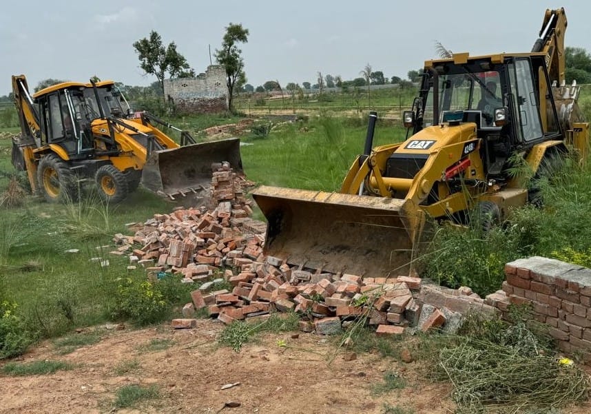 फोटो 33: सोनीपत के खरखौदा के पास एक कॉलोनी में अवैध निर्माण गिराता बुलडोजर। संवाद