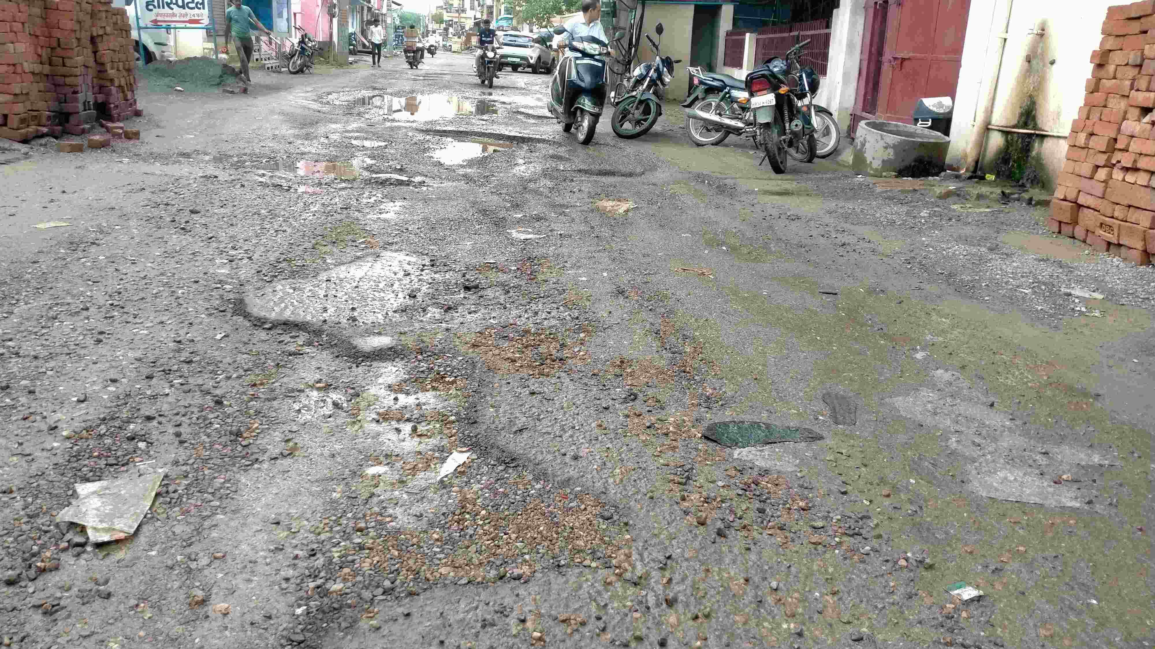 फोटो संख्या:61-11 हट्टा बाजार में सड़क से निकली रोड़ियां--स्रोत--संवाद
