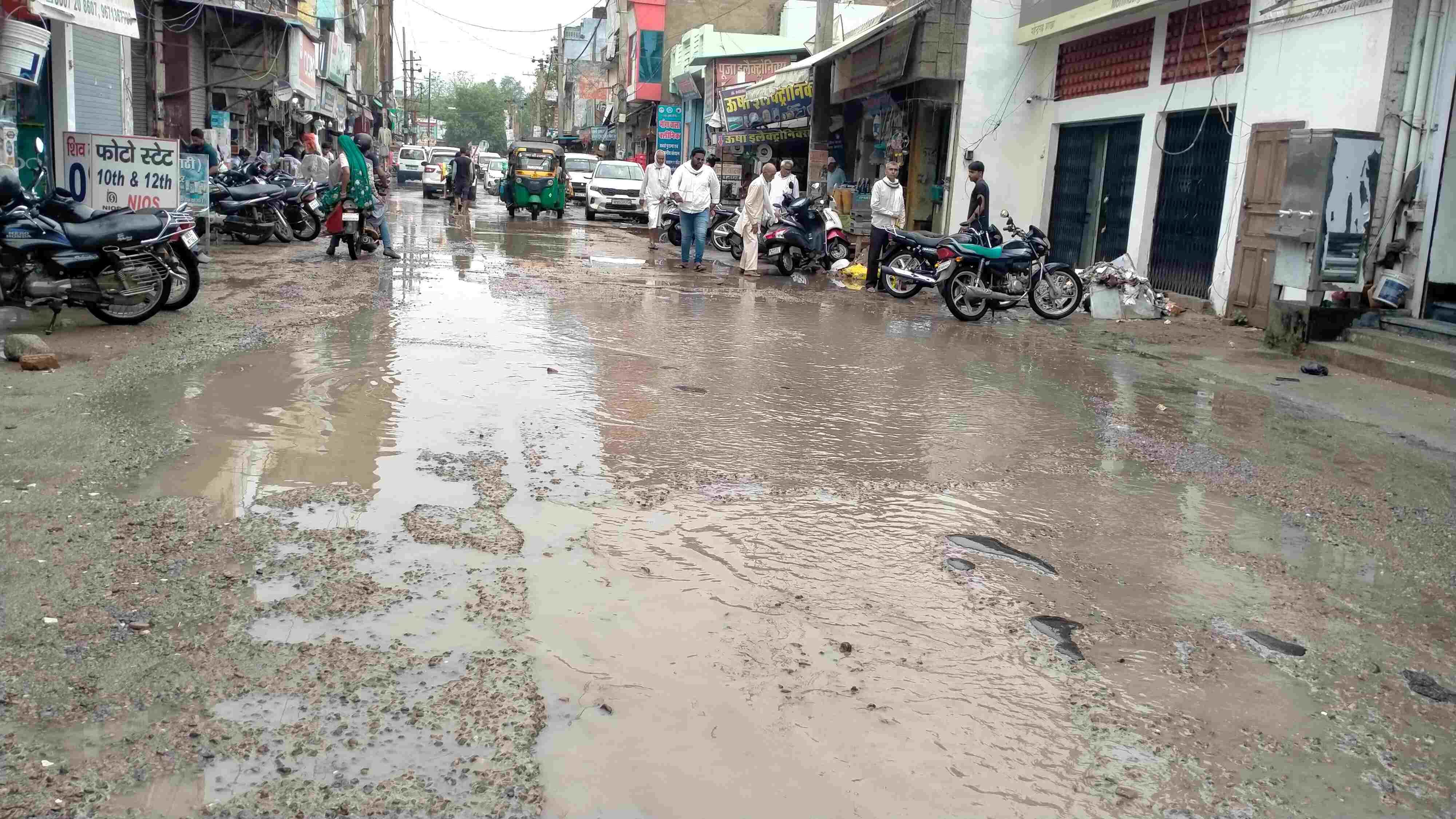 फोटो संख्या:61-11 हट्टा बाजार में सड़क से निकली रोड़ियां--स्रोत--संवाद