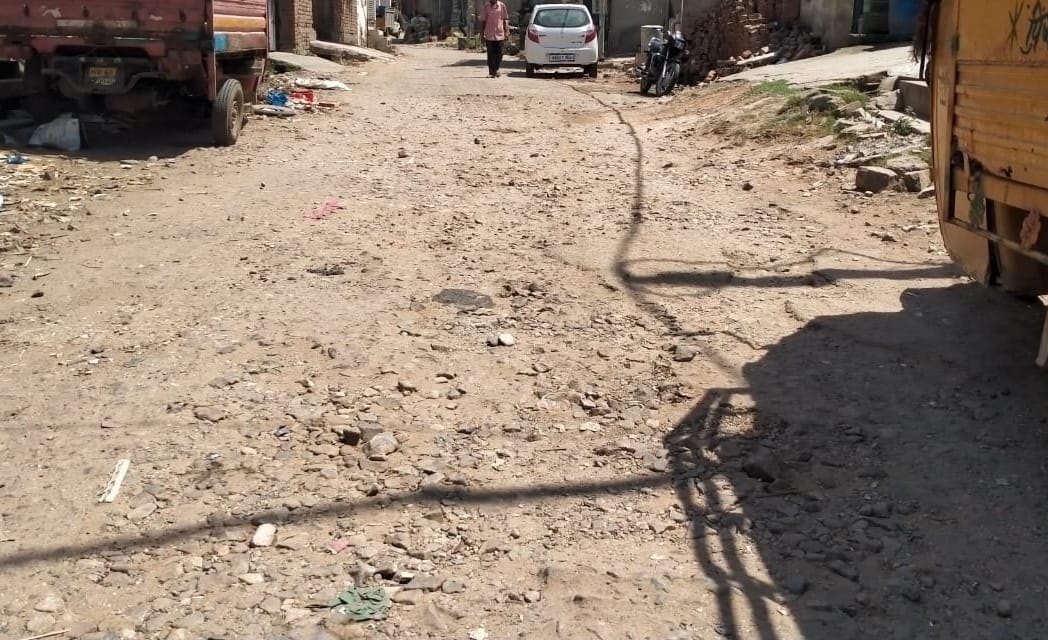 फोटो संख्या:61-11 हट्टा बाजार में सड़क से निकली रोड़ियां--स्रोत--संवाद