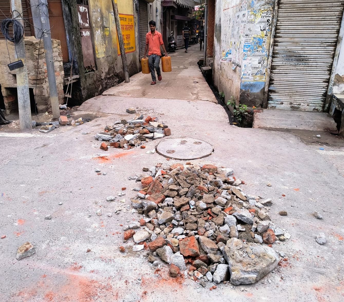 घंटाघर के पास भरा गया गढ्डा। संवाद घंटाघर के पास भरा गया गढ्डा। संवाद