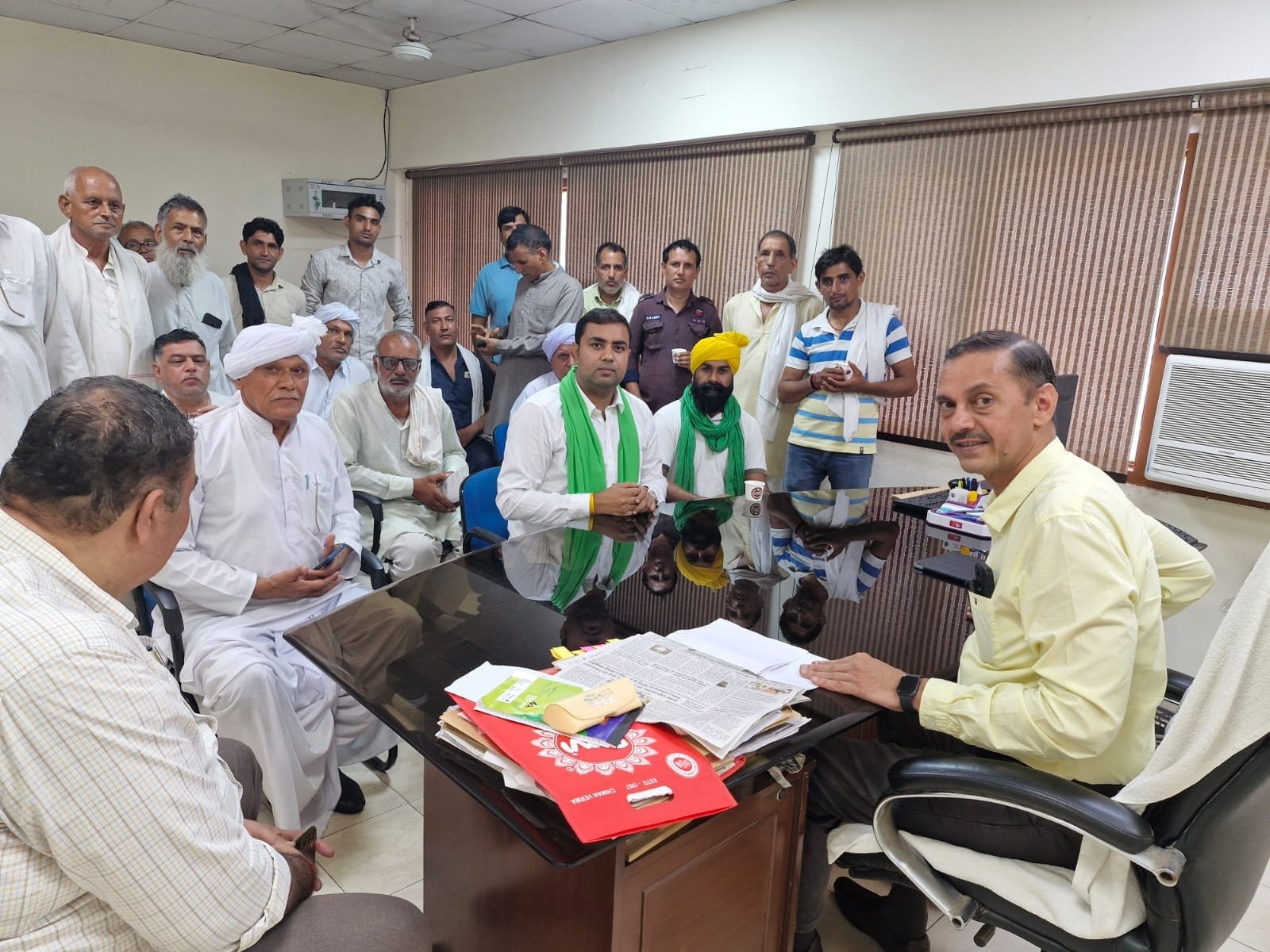झज्जर में स्थित लघु सचिवालय मे अपनी मागों को लेकर नारेबाजी करते हुए किसान। झज्जर में स्थित लघु सचिवालय मे अपनी मागों को लेकर नारेबाजी करते हुए किसान।