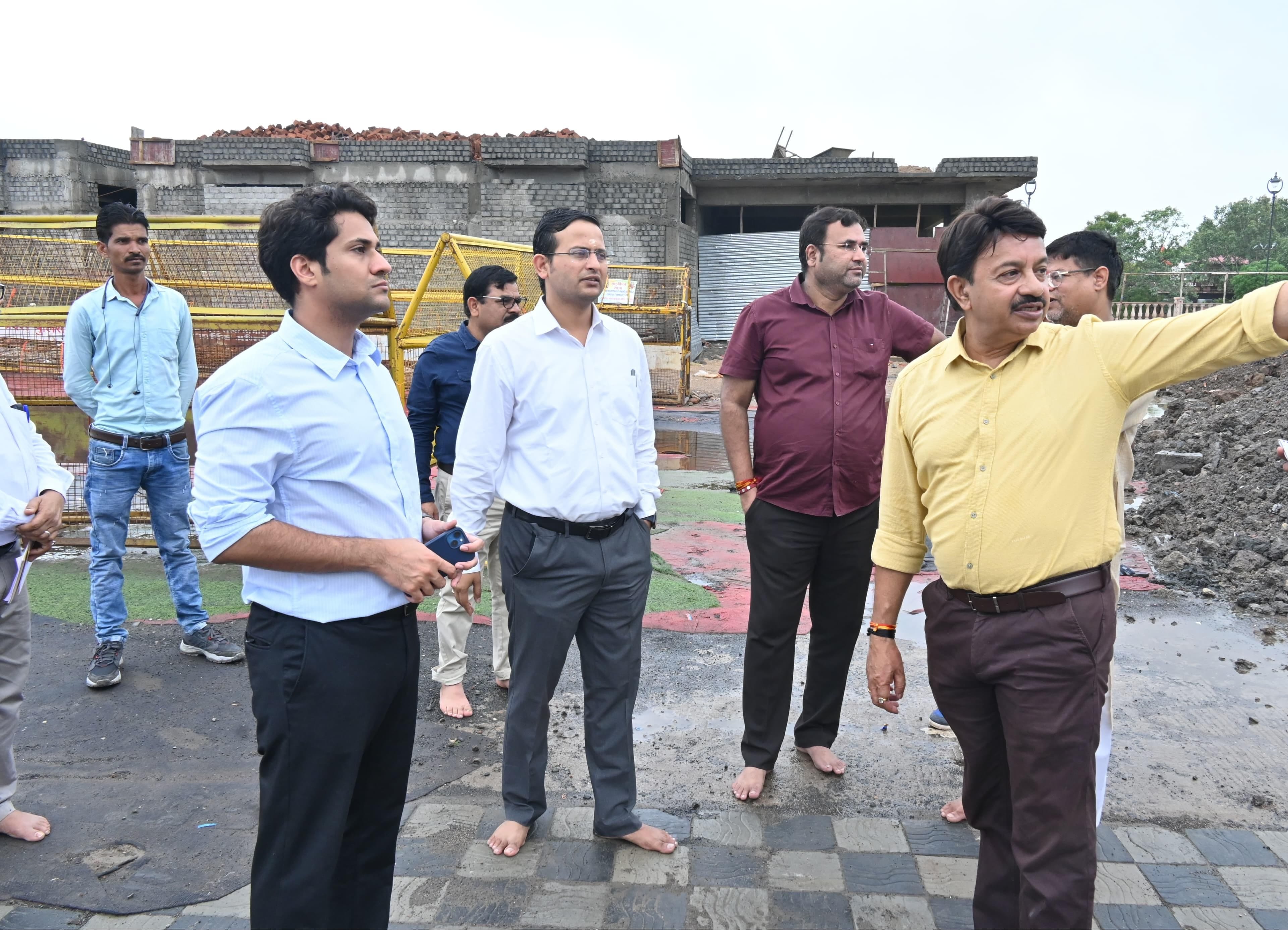 महाकाल मंदिर में निरीक्षण करते कलेक्टर.... महाकाल मंदिर में निरीक्षण करते कलेक्टर....