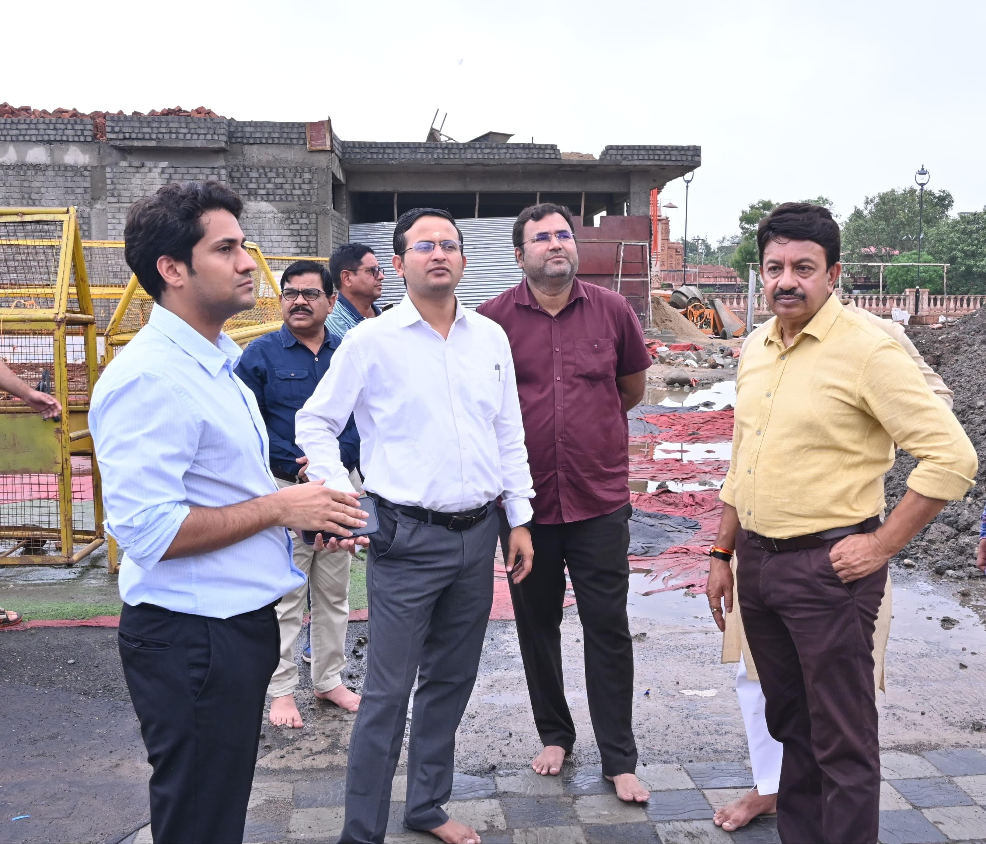 महाकाल मंदिर में निरीक्षण करते कलेक्टर.... महाकाल मंदिर में निरीक्षण करते कलेक्टर....