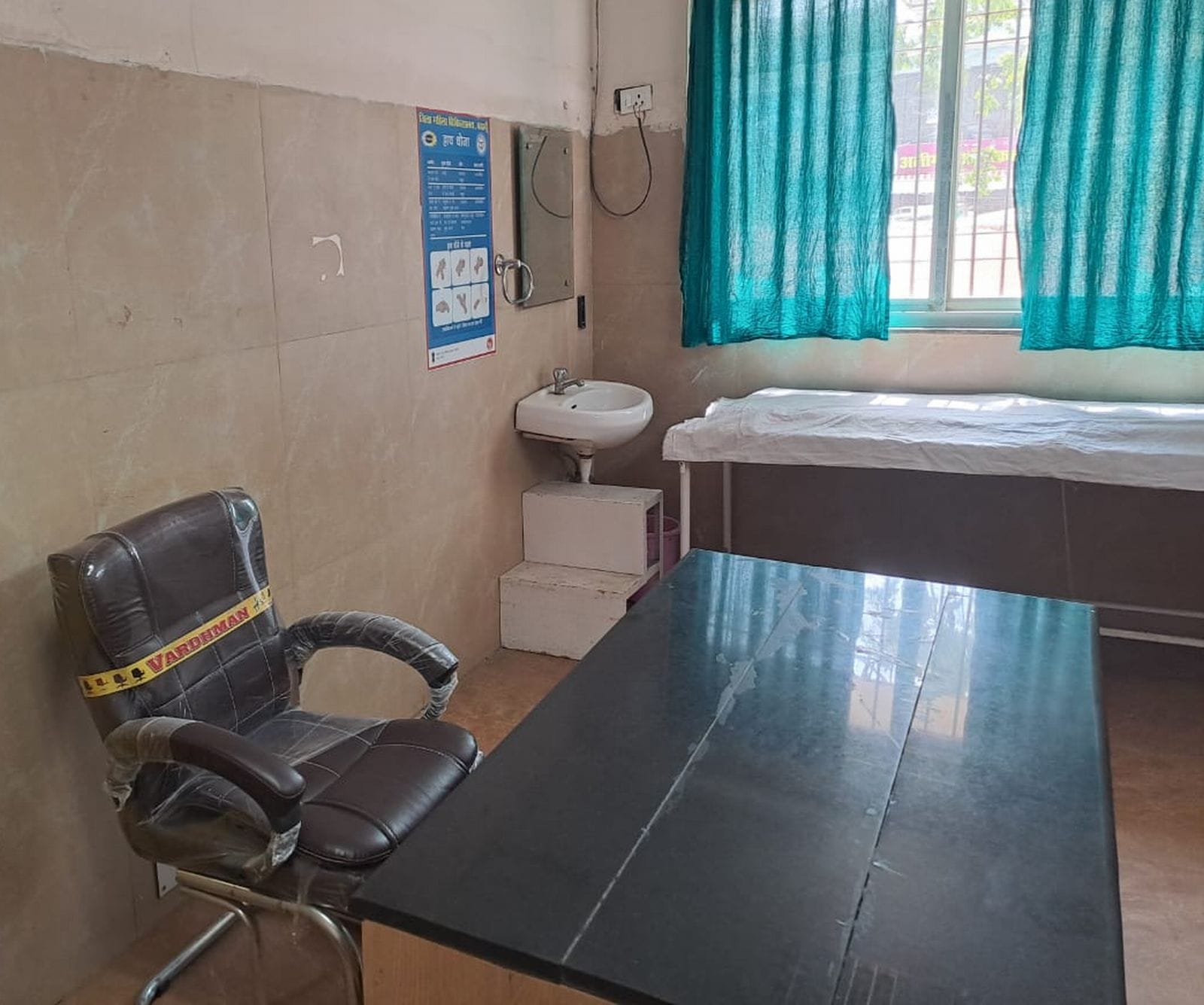 पहले दवा लेने को आपस में भिड़े मरीज, बचाते लोग। संवाद पहले दवा लेने को आपस में भिड़े मरीज, बचाते लोग। संवाद