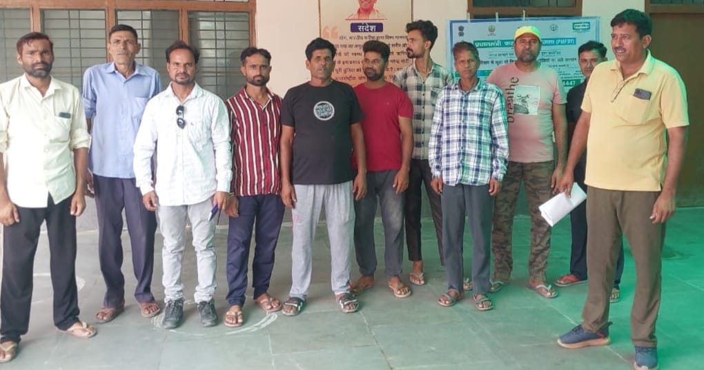 पूरनपुर के गांव चंदिया हजारा में शारदा नदी तट पर निरीक्षण को पहुंचे एसडीएम प्रधान से जानकारी ले